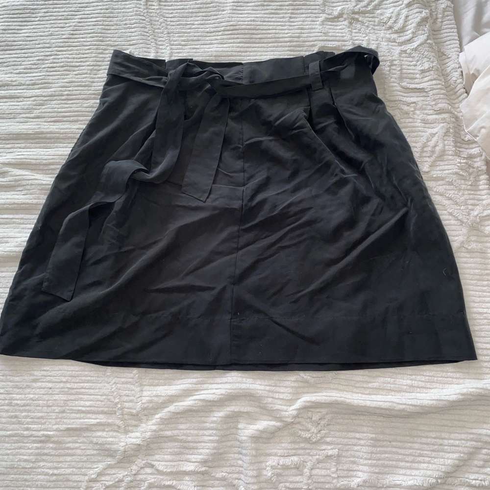 Grey flowy mini skirt with belt